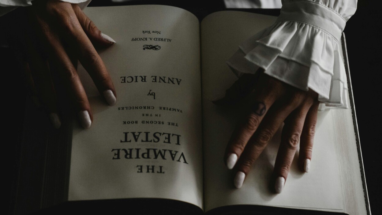 180+ Vampire Captions for Dark, Mysterious & Spooky Season Feeds – Image 3